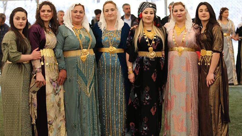 Kar yağışı altında 2 gün 2 gece aşiret düğünü! Takılar şaşkına çevirdi, binlerce lira ve altınlar...