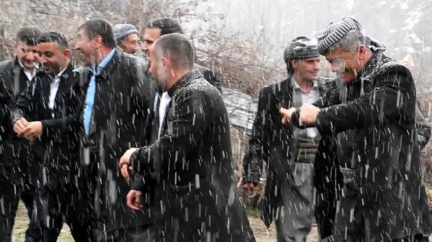Kar yağışı altında 2 gün 2 gece aşiret düğünü! Takılar şaşkına çevirdi, binlerce lira ve altınlar...
