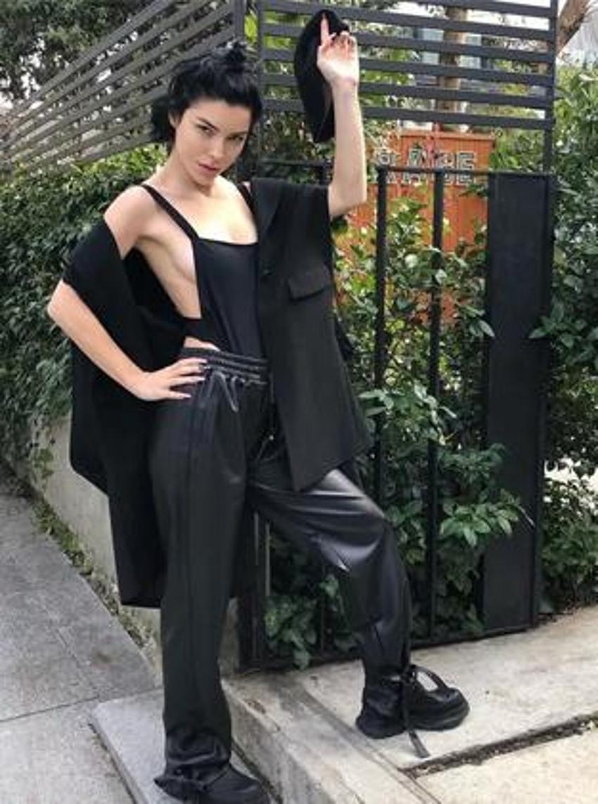 Merve Boluğur'un mayolu pozu sosyal medyayı ikiye böldü! 'Göğsün gözüküyor'