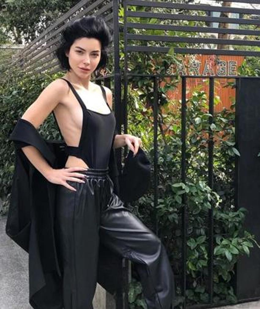 Merve Boluğur'un mayolu pozu sosyal medyayı ikiye böldü! 'Göğsün gözüküyor'