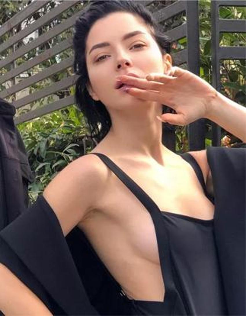 Merve Boluğur'un mayolu pozu sosyal medyayı ikiye böldü! 'Göğsün gözüküyor'
