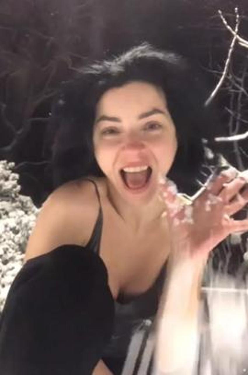 Merve Boluğur'un mayolu pozu sosyal medyayı ikiye böldü! 'Göğsün gözüküyor'