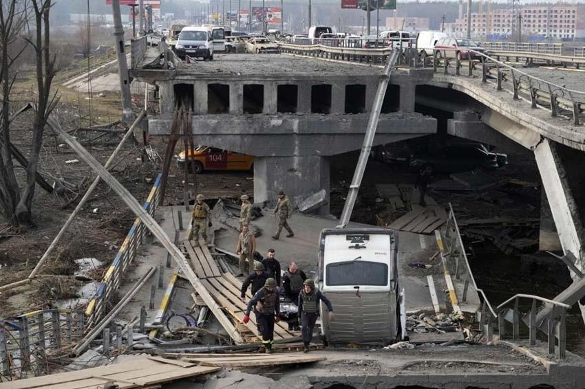 Ukrayna-Rusya savaşında son gelişmeler... Ukrayna Rusya topraklarını vurdu! helikopterler petrol tesisini bombaladı...