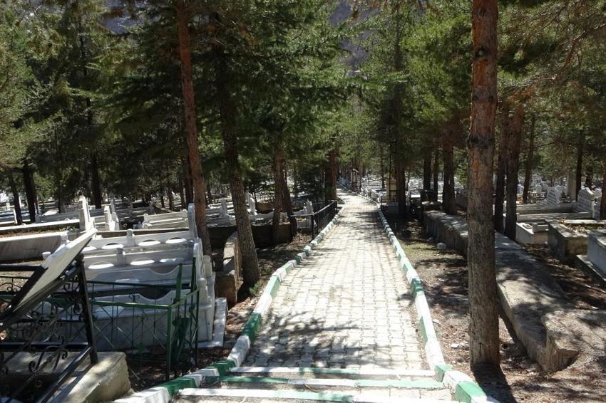Mezarlıkta ilginç olay! Haberi alan oraya koştu: Kıble yüzleri farklı...