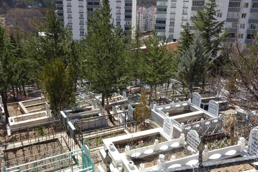 Mezarlıkta ilginç olay! Haberi alan oraya koştu: Kıble yüzleri farklı...
