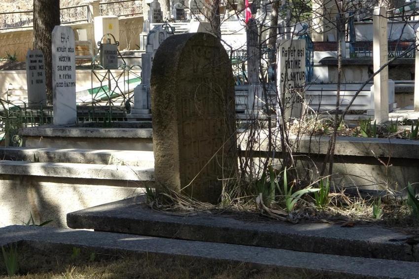 Mezarlıkta ilginç olay! Haberi alan oraya koştu: Kıble yüzleri farklı...