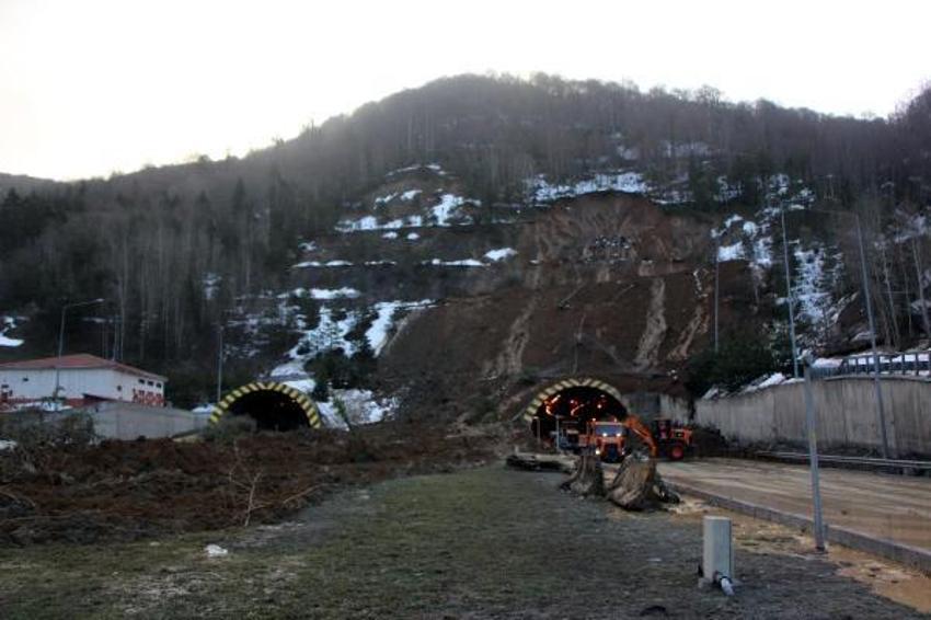 Bolu Dağı Tüneli'nde heyelan nedeniyle kapanan yolu açma çalışmaları sürüyor