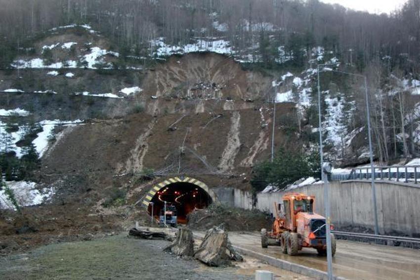 Bolu Dağı Tüneli'nde heyelan nedeniyle kapanan yolu açma çalışmaları sürüyor