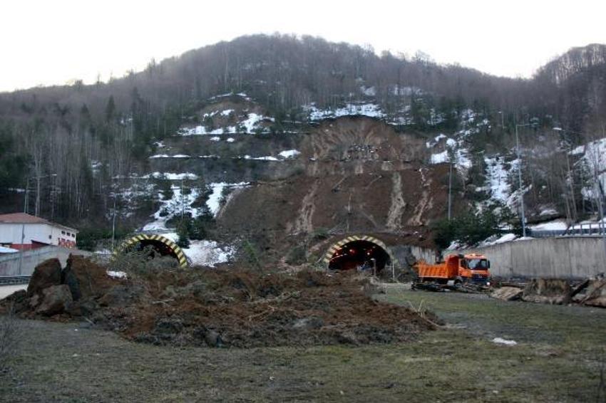 Bolu Dağı Tüneli'nde heyelan nedeniyle kapanan yolu açma çalışmaları sürüyor