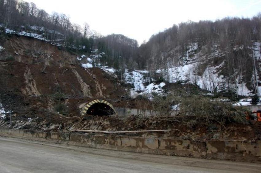 Bolu Dağı Tüneli'nde heyelan nedeniyle kapanan yolu açma çalışmaları sürüyor