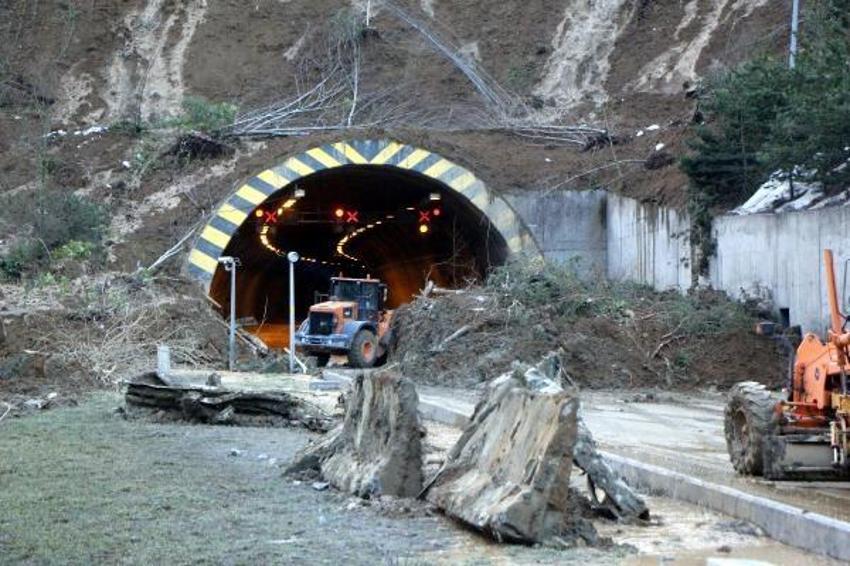 Bolu Dağı Tüneli'nde heyelan nedeniyle kapanan yolu açma çalışmaları sürüyor