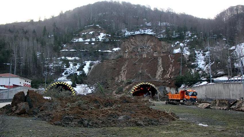 Bolu Dağı Tüneli'nde heyelan nedeniyle kapanan yolu açma çalışmaları sürüyor
