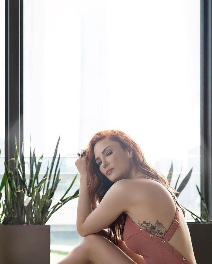 Mine Tugay’ın eski fotoğrafı olay oldu! Takipçileriyle eski fotoğrafını paylaştı!