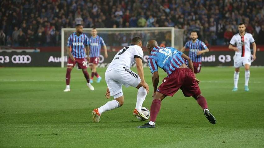 Trabzonspor-Beşiktaş maçına damga vurdu! VAR sonrası şok, hakem Zorbay Küçük'ün o kararı...