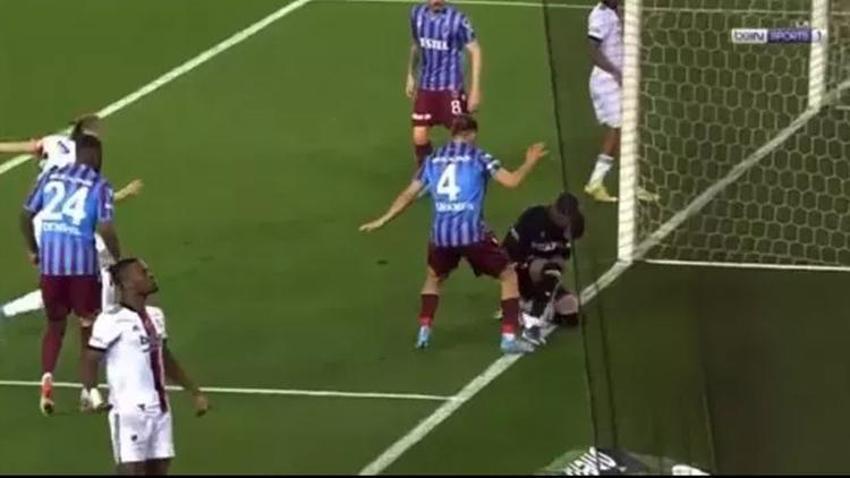 Trabzonspor-Beşiktaş maçına damga vurdu! VAR sonrası şok, hakem Zorbay Küçük'ün o kararı...