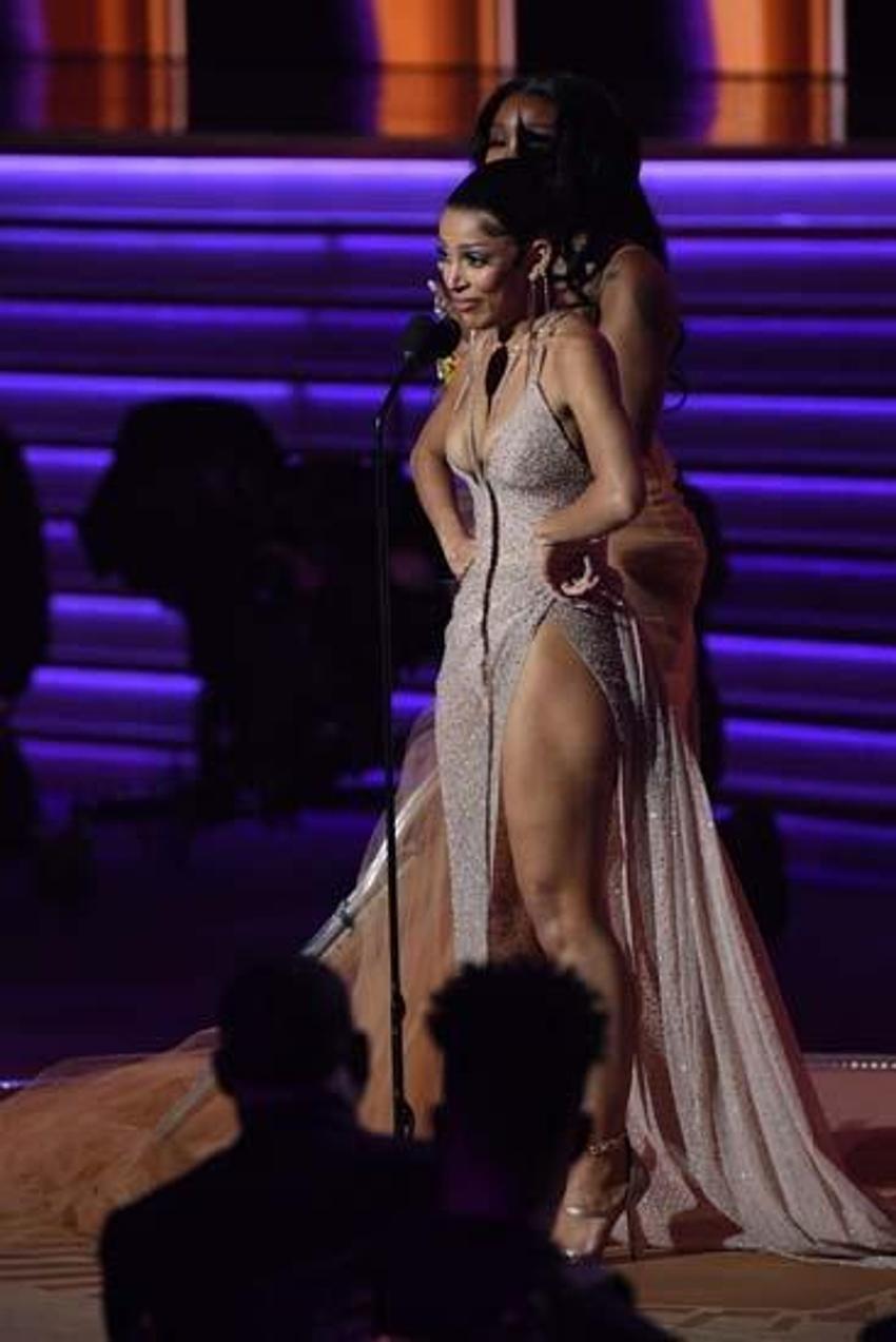 Doja Cat anons edilince sahneye tuvaletten koşarak geldi!