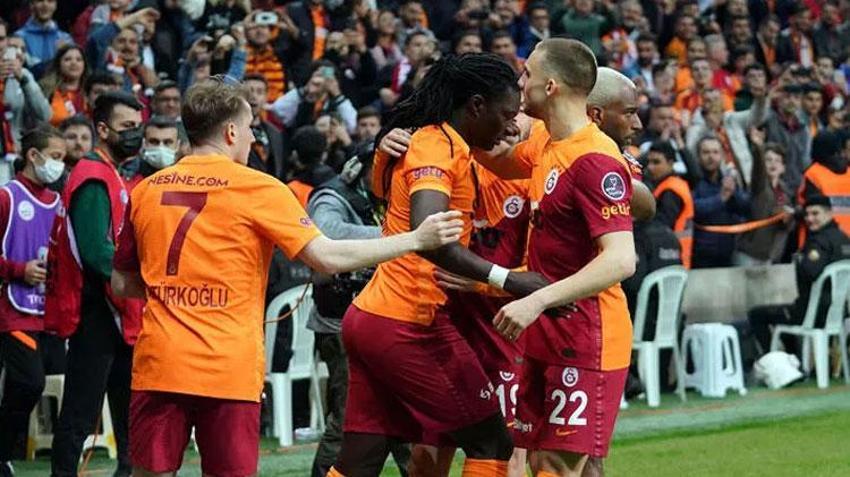 Canlı yayında açıkladı! Hakan Çalhanoğlu ve Burak Yılmaz'la anlaşma tamam...