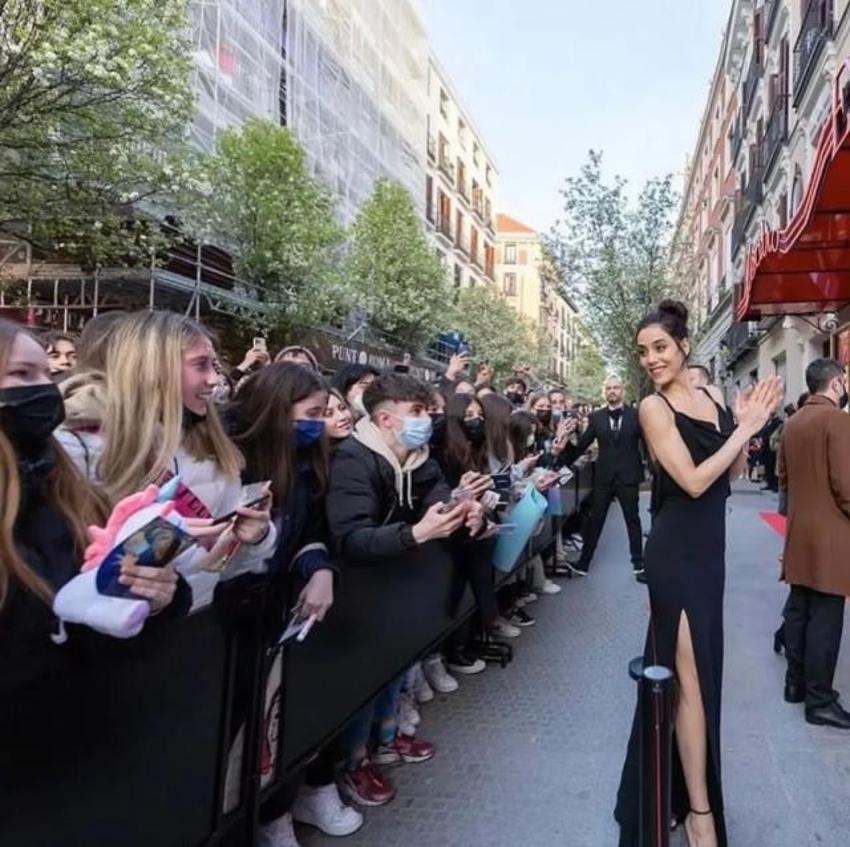 Kırmızı halıda Cansu Dere rüzgarı!