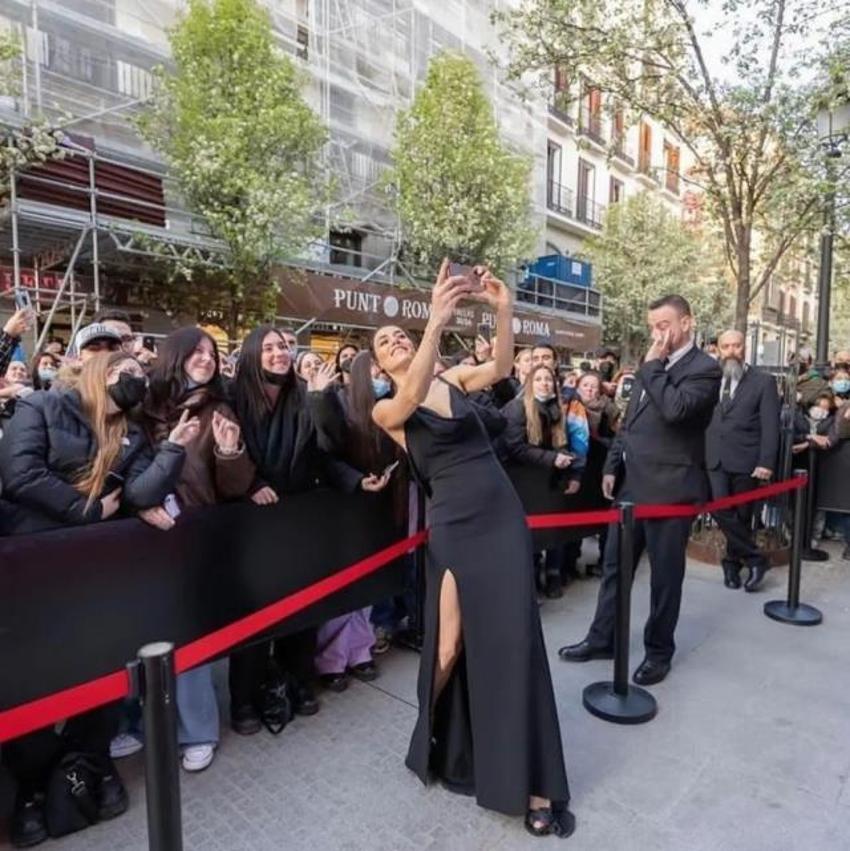 Kırmızı halıda Cansu Dere rüzgarı!