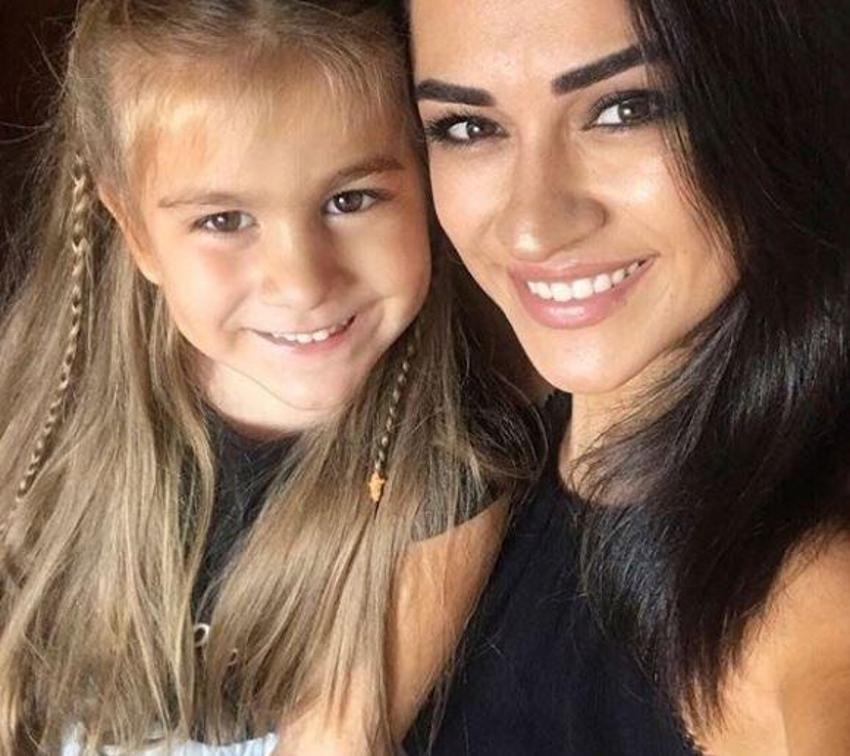 Burak Özçivit'in kız kardeşi görenleri hayran bırakıyor! Tam bir esmer güzeli!