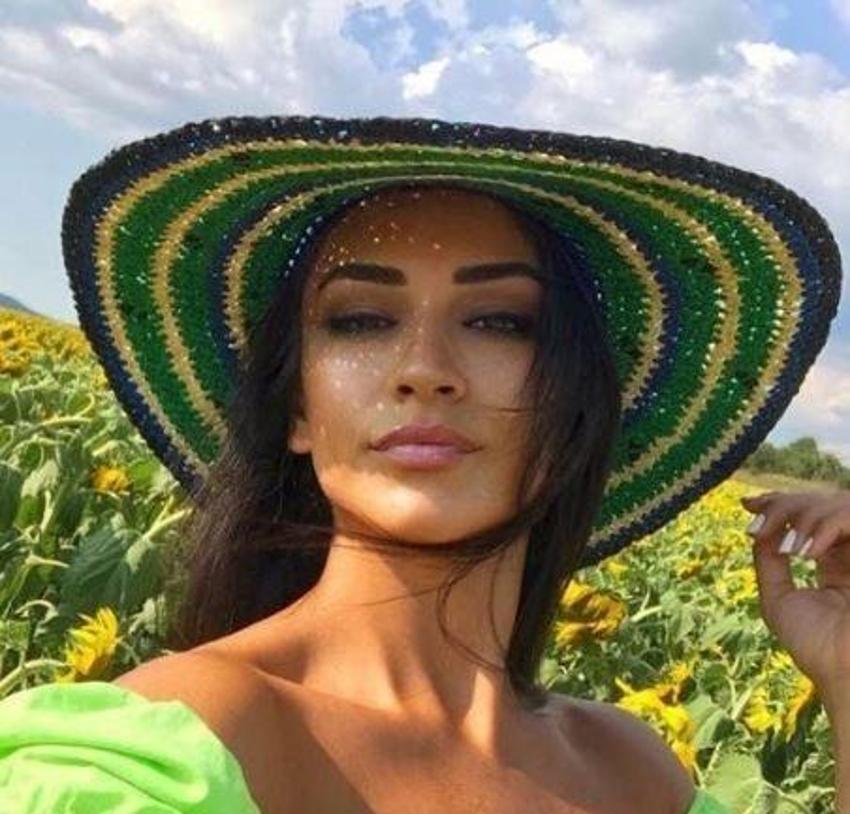 Burak Özçivit'in kız kardeşi görenleri hayran bırakıyor! Tam bir esmer güzeli!