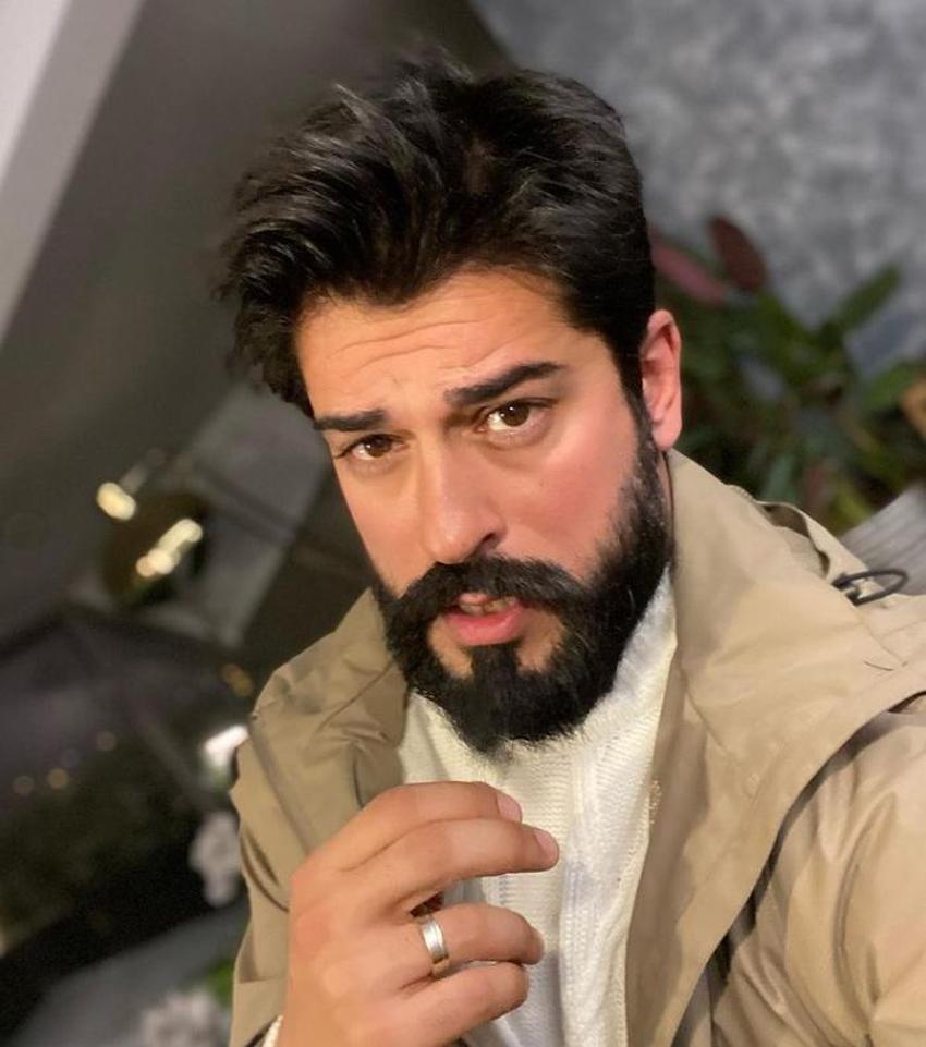 Burak Özçivit'in kız kardeşi görenleri hayran bırakıyor! Tam bir esmer güzeli!