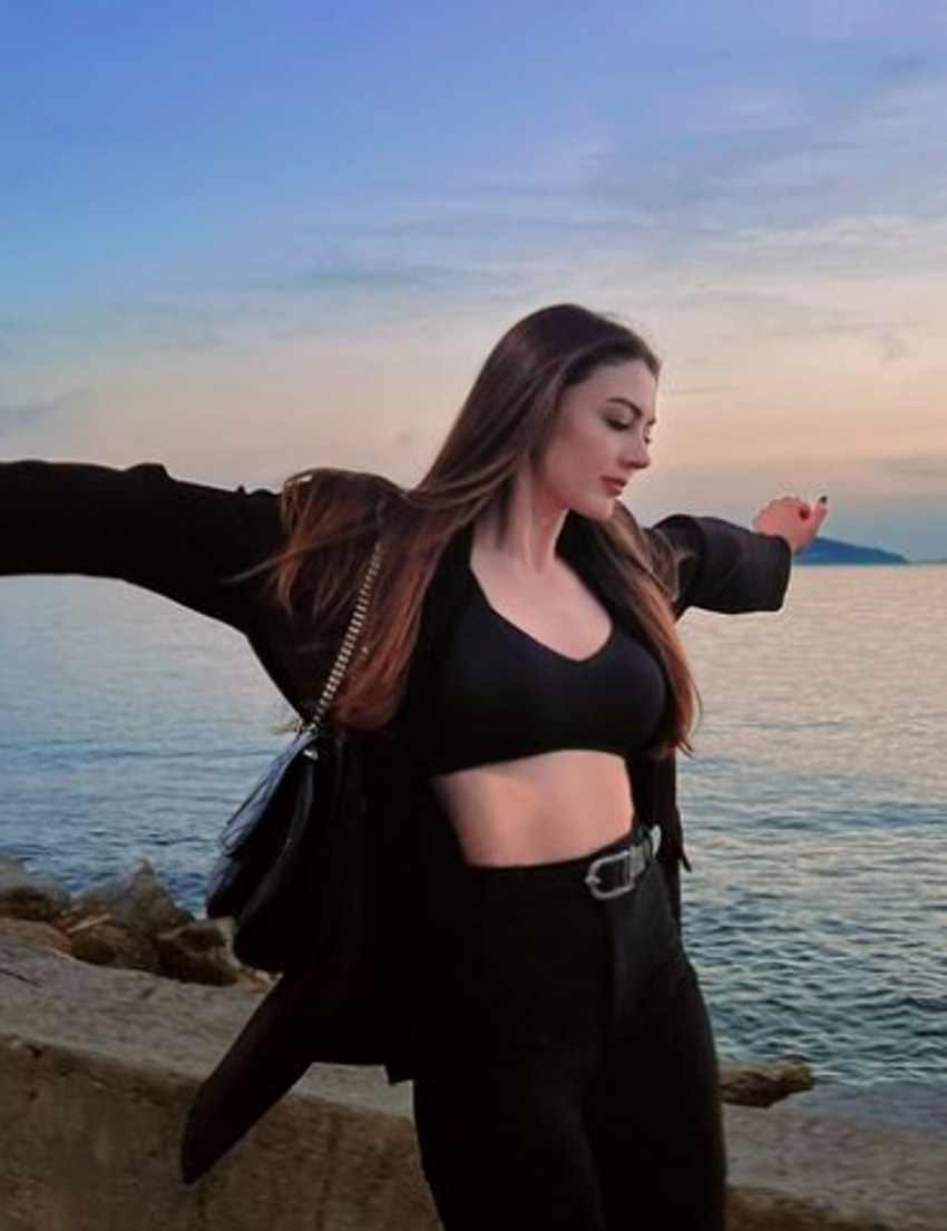 Aşk Mantık İntikam'ın Esra'sı Burcu Özberk'ten mini şortlu pozlar!