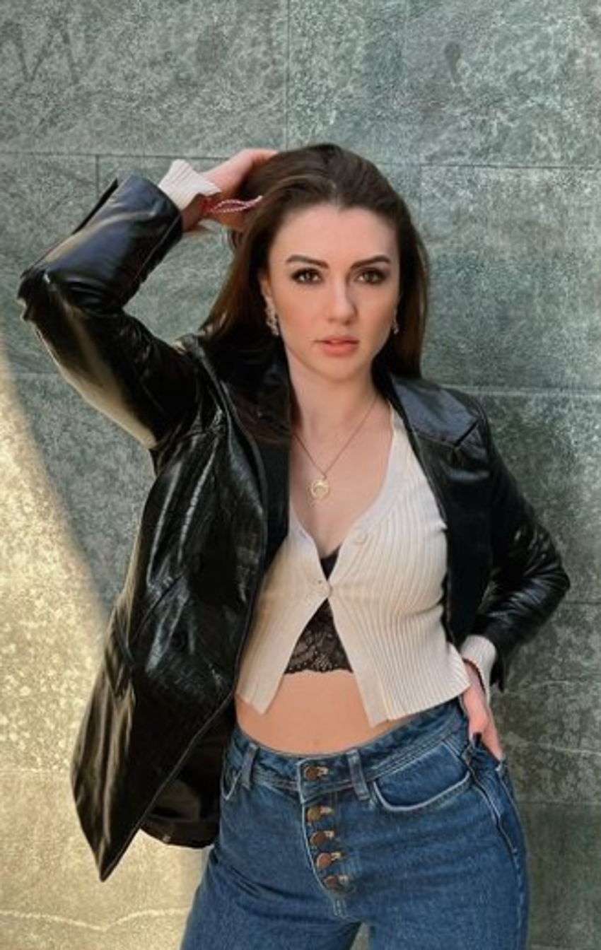 Aşk Mantık İntikam'ın Esra'sı Burcu Özberk'ten mini şortlu pozlar!