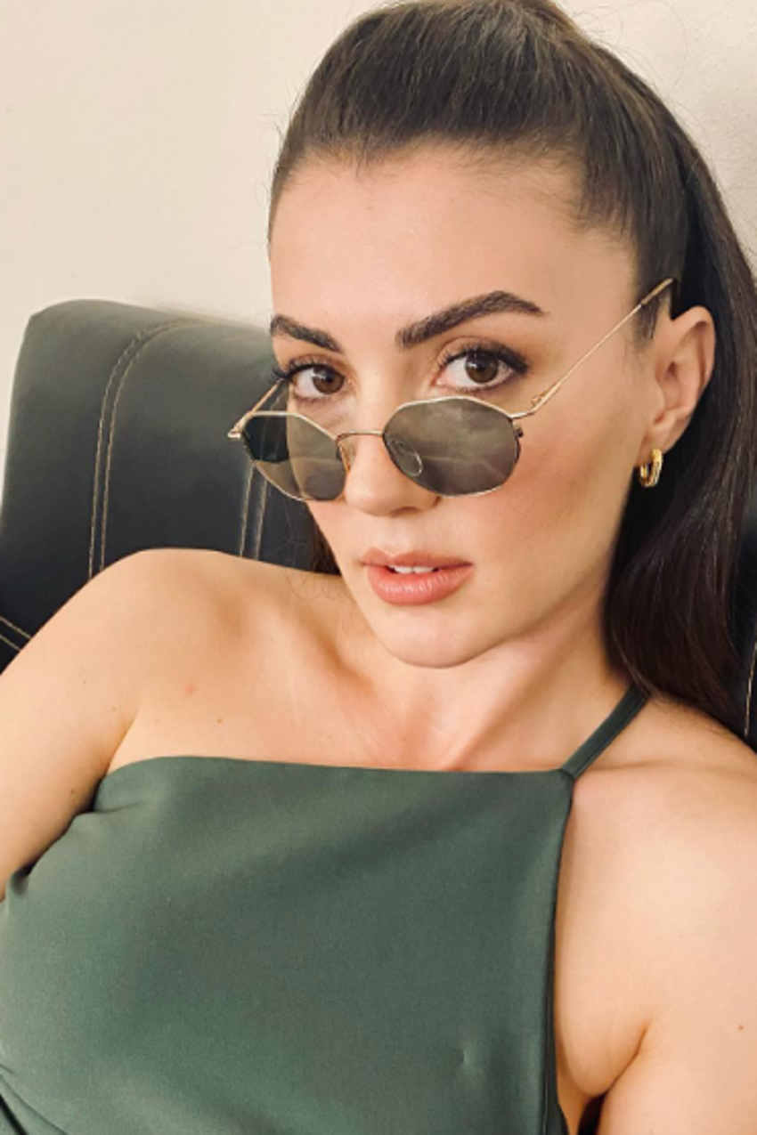 Aşk Mantık İntikam'ın Esra'sı Burcu Özberk'ten mini şortlu pozlar!