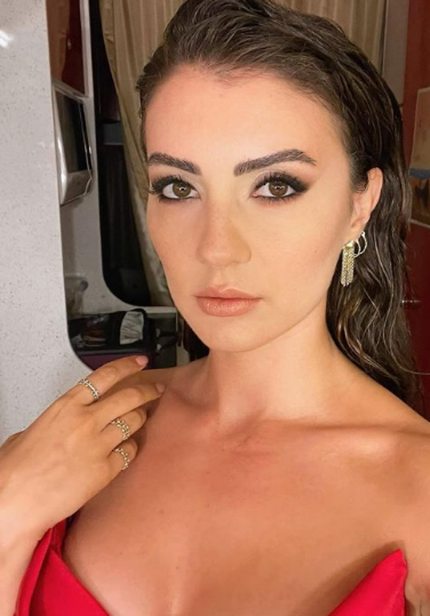 Aşk Mantık İntikam'ın Esra'sı Burcu Özberk'ten mini şortlu pozlar!