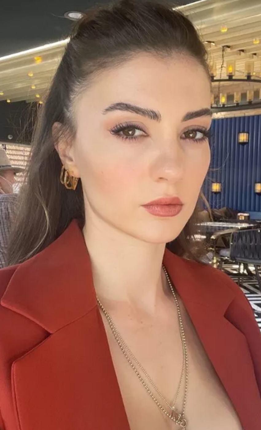Aşk Mantık İntikam'ın Esra'sı Burcu Özberk'ten mini şortlu pozlar!
