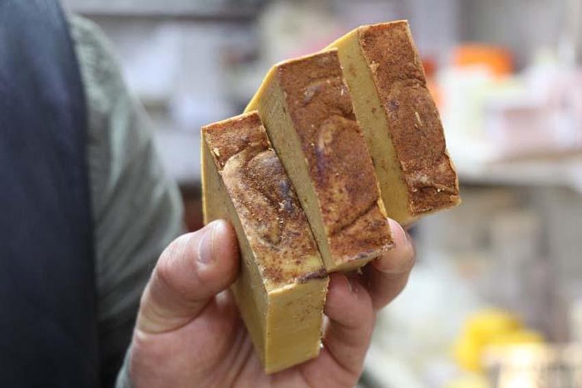 Selülit ve çatlakları yok ediyor! Terleme ve kötü kokuyu da hapsediyor, tanesi 25 lira...