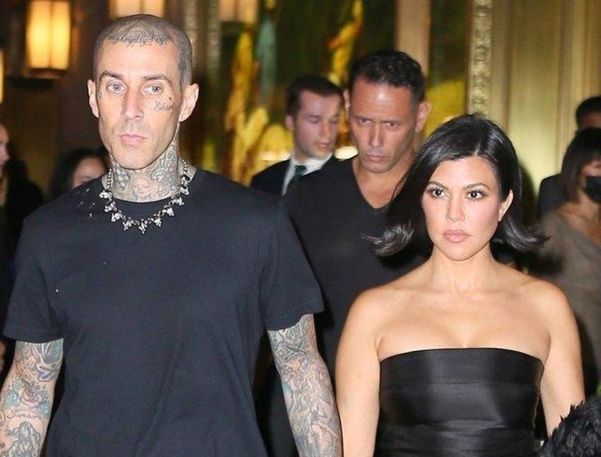 Kourtney Kardashian ile Travis Barker evlendi!