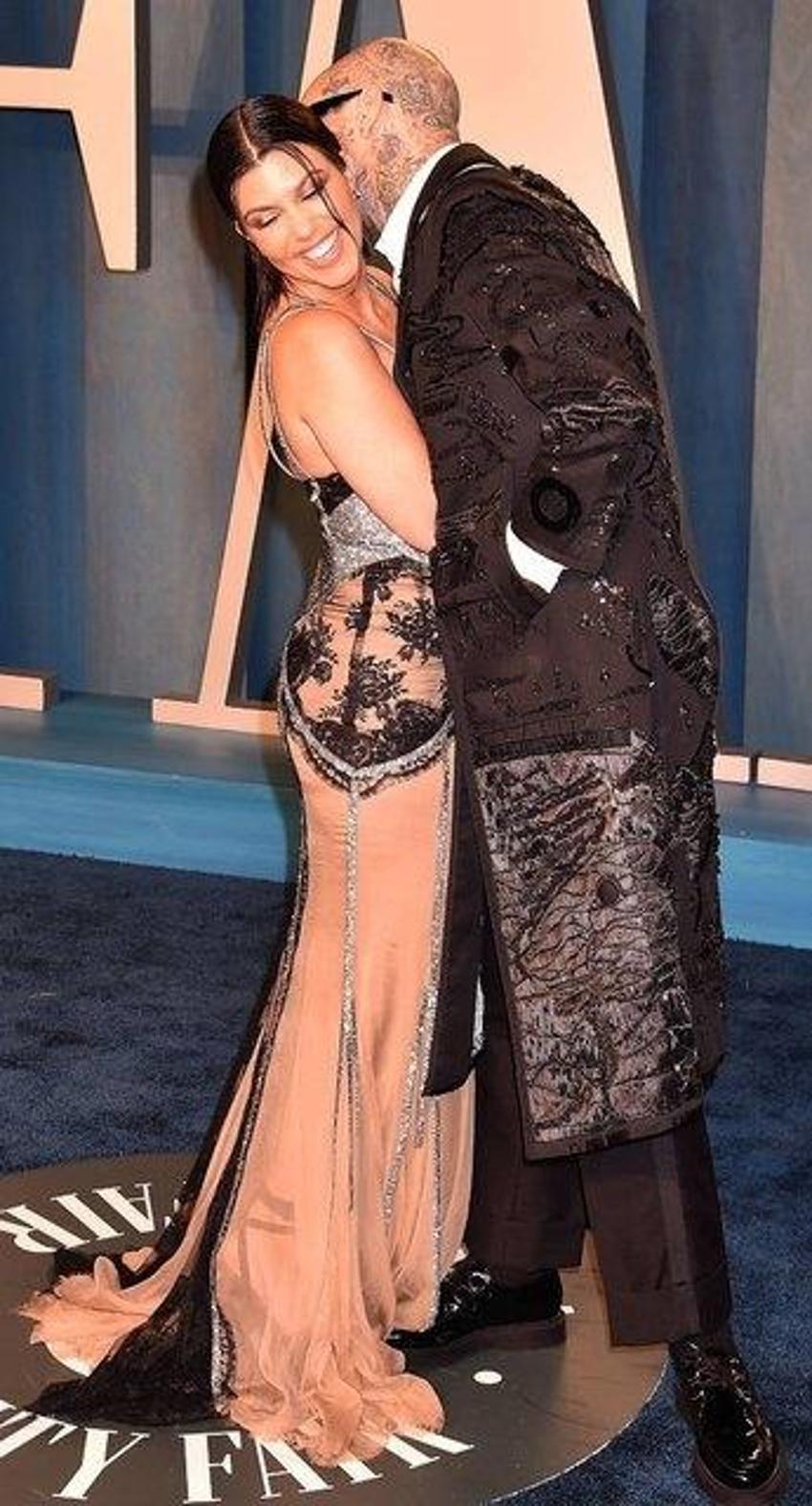Kourtney Kardashian ile Travis Barker evlendi!