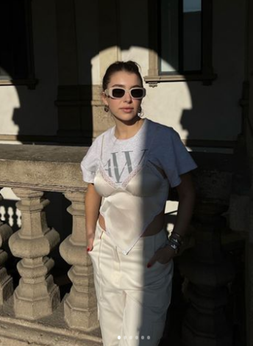 Hande Erçel'in kardeşi Gamze Erçel kombiniyle dalga konusu oldu: 'Moda diye giydiğin üst çok komik'