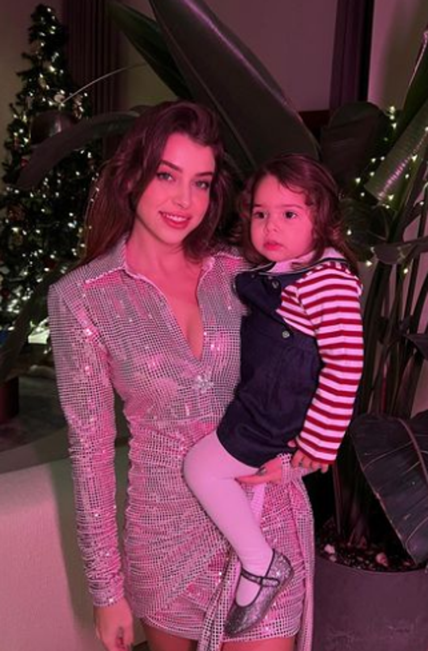 Hande Erçel'in kardeşi Gamze Erçel kombiniyle dalga konusu oldu: 'Moda diye giydiğin üst çok komik'