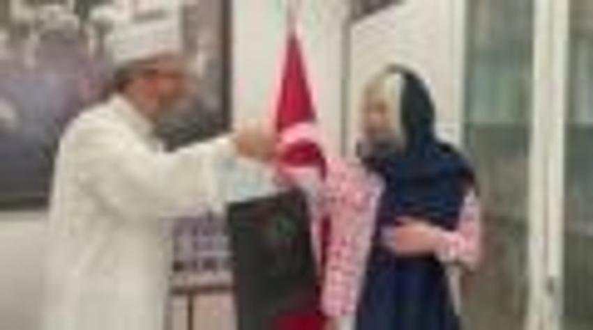 Ezan sesinden etkilenen Ukraynalı kadın Müslüman oldu