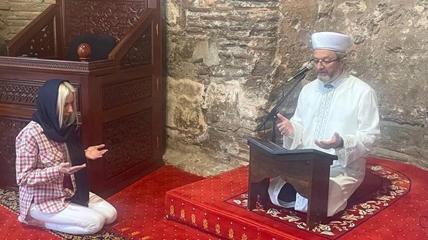 Ezan sesinden etkilenen Ukraynalı kadın Müslüman oldu