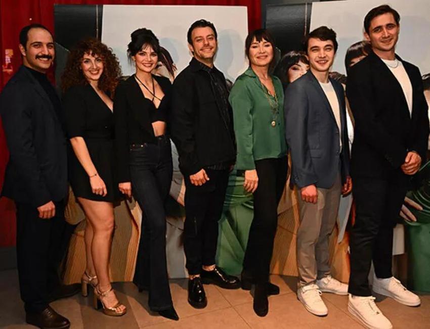 'Aydınlıkevler'e görkemli gala! Demet Akbağ'ın duygusal anları...