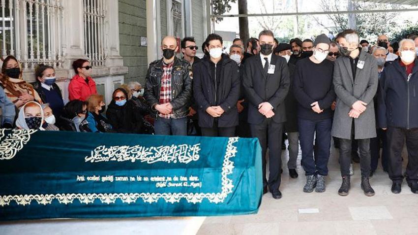 Kargo Grubu'nun eski solisti Koray Candemir'in acı günü! Annesi son yolculuğuna uğurlandı