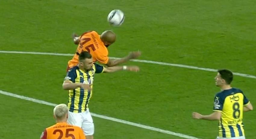 Türkiye bu pozisyonu tartışıyor! 4 hakem hocasından sadece bir tanesi faul dedi