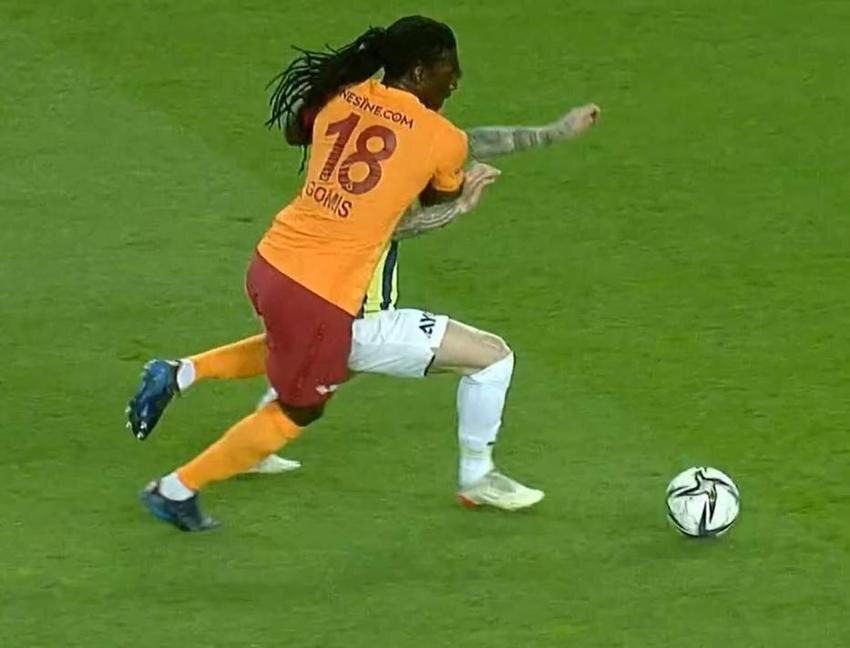 Türkiye bu pozisyonu tartışıyor! 4 hakem hocasından sadece bir tanesi faul dedi