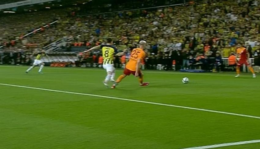 Türkiye bu pozisyonu tartışıyor! 4 hakem hocasından sadece bir tanesi faul dedi