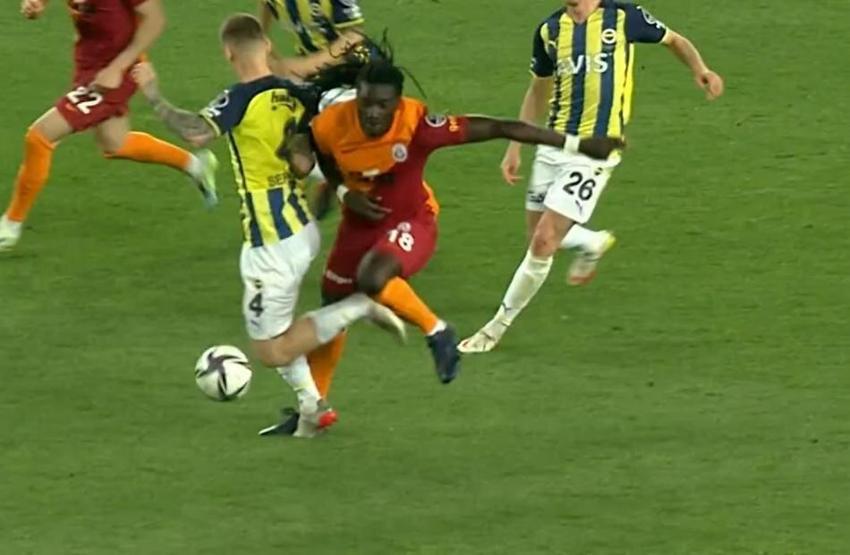 Türkiye bu pozisyonu tartışıyor! 4 hakem hocasından sadece bir tanesi faul dedi