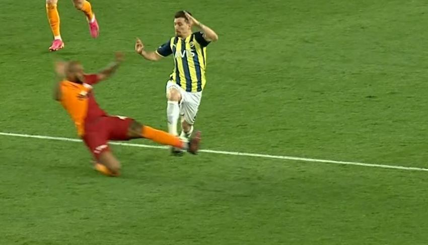 Türkiye bu pozisyonu tartışıyor! 4 hakem hocasından sadece bir tanesi faul dedi