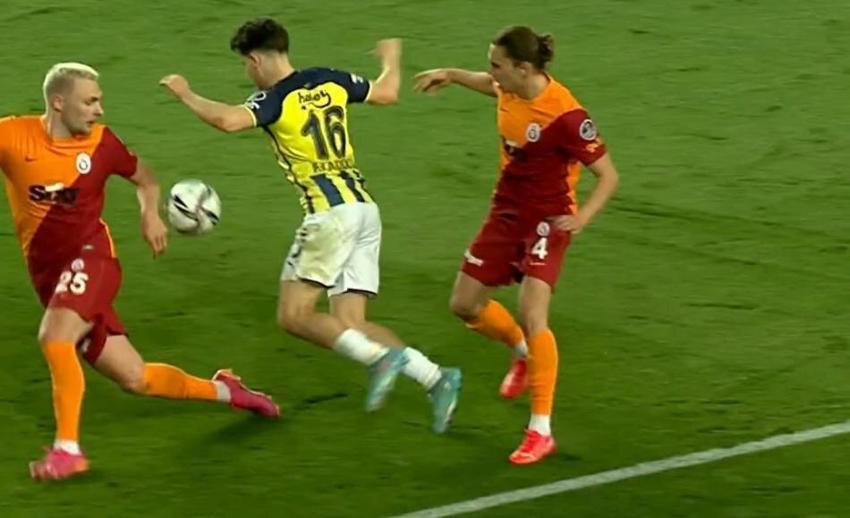 Türkiye bu pozisyonu tartışıyor! 4 hakem hocasından sadece bir tanesi faul dedi