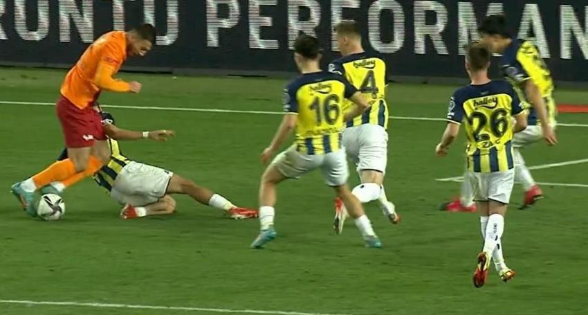 Türkiye bu pozisyonu tartışıyor! 4 hakem hocasından sadece bir tanesi faul dedi