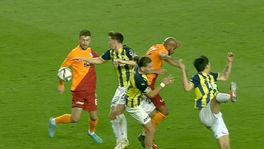 Türkiye bu pozisyonu tartışıyor! 4 hakem hocasından sadece bir tanesi faul dedi
