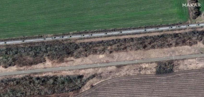 Ukrayna'nın doğusuna büyük bir saldırı gerçekleşebilir! 13 kilometrelik Rus askeri konvoyu uydudan görüntülendi...
