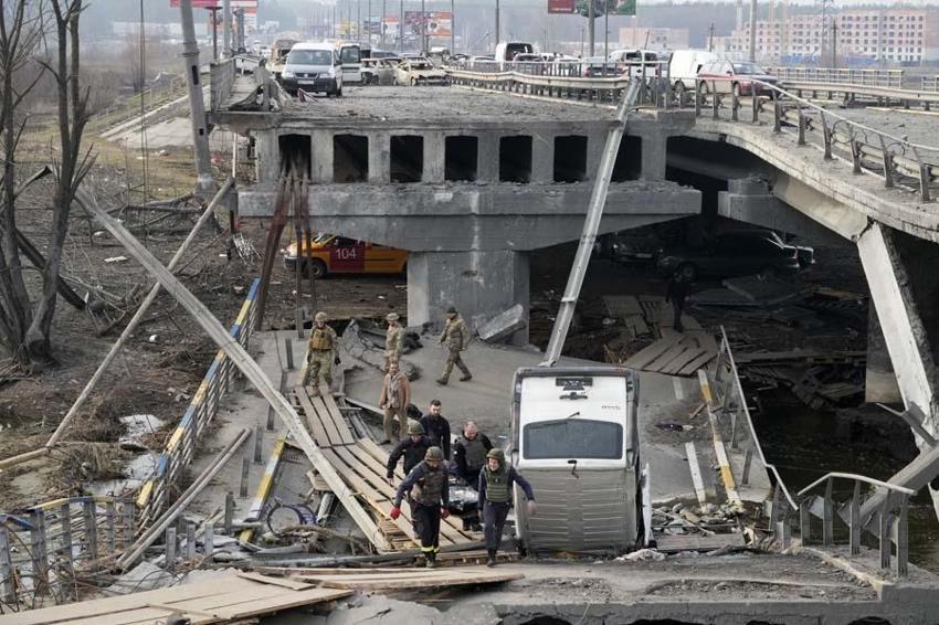 Ukrayna'nın doğusuna büyük bir saldırı gerçekleşebilir! 13 kilometrelik Rus askeri konvoyu uydudan görüntülendi...
